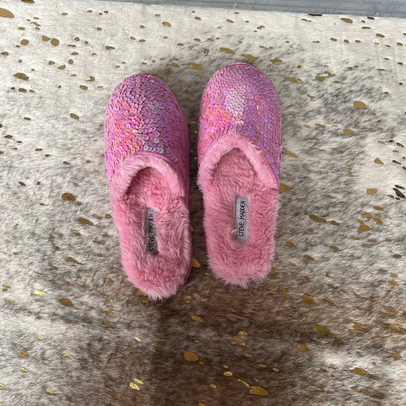 Super Awesome Steve Madden Pink Sequins, Fluffy Slipper, size Large 8-10 - Picture 4 of 8